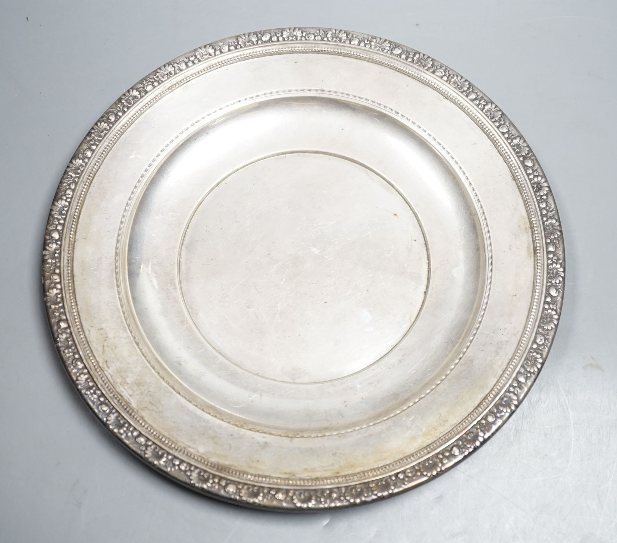 An American sterling 'Medici' dish, 27cm, 10oz.